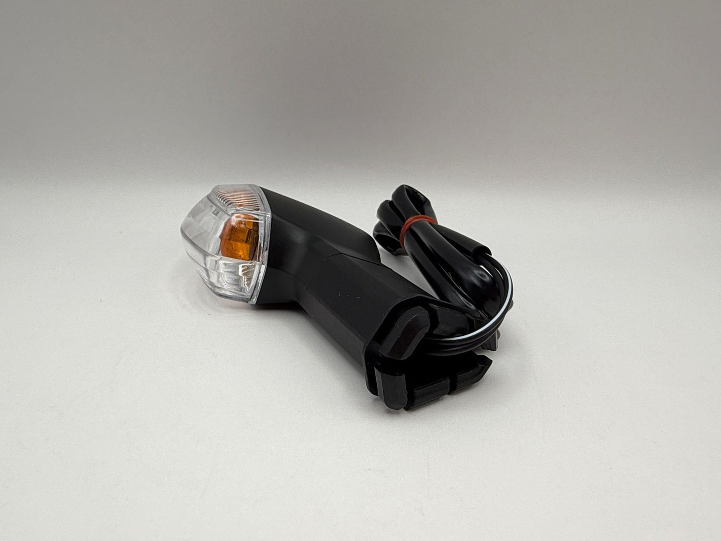 Indicator Suzuki GSX-S125 2018-2025, GSX-R125 2018-2025  Front Right & Rear Left (Clear Lens) Wire Length 60cm with male bullet connectors. OE Ref. 35601-34J61/34J62/34J80 & 35604-34J61/34J62/34J80